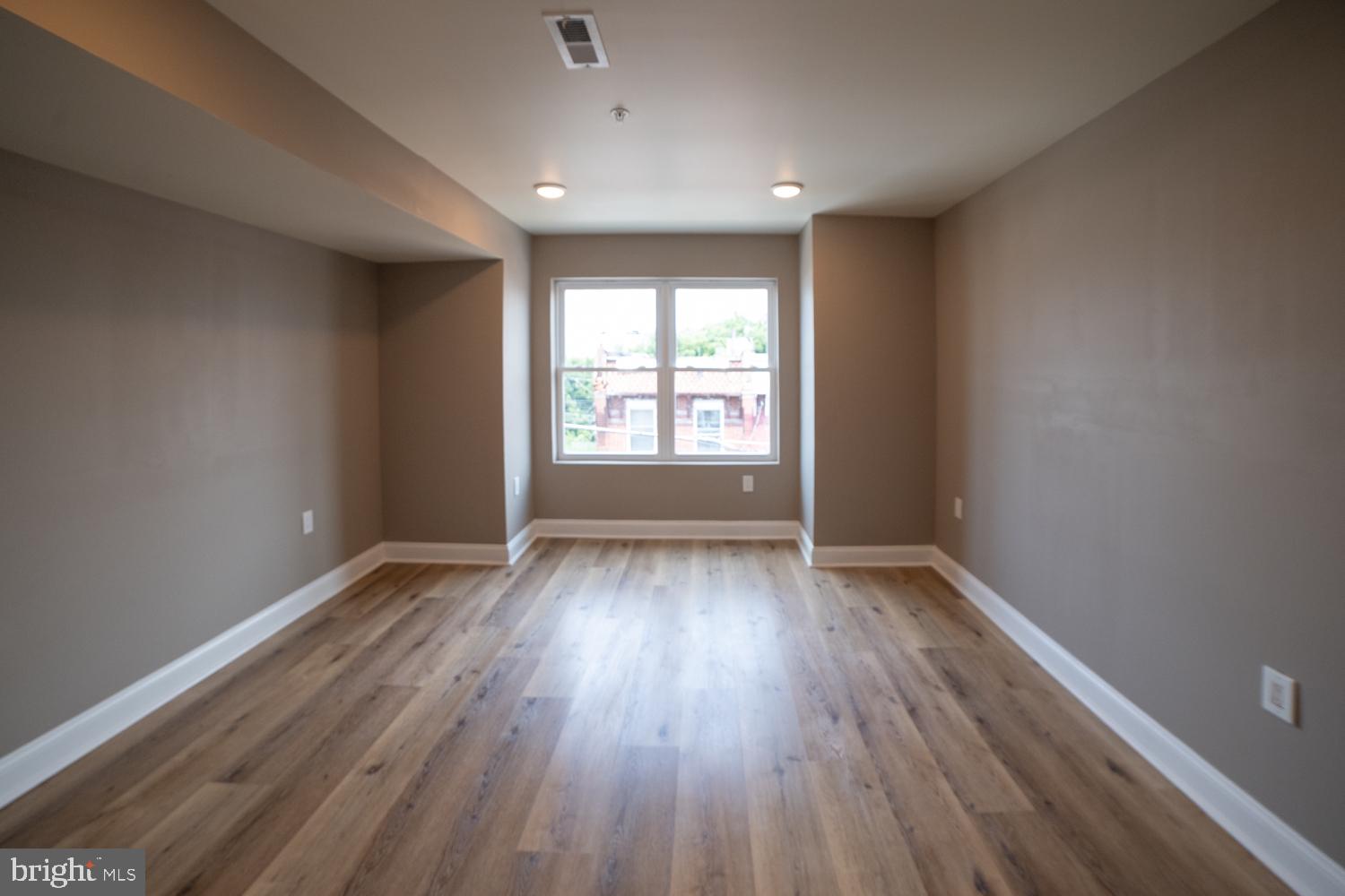 PHILADELPHIA (NORTH) - Commercial Sale