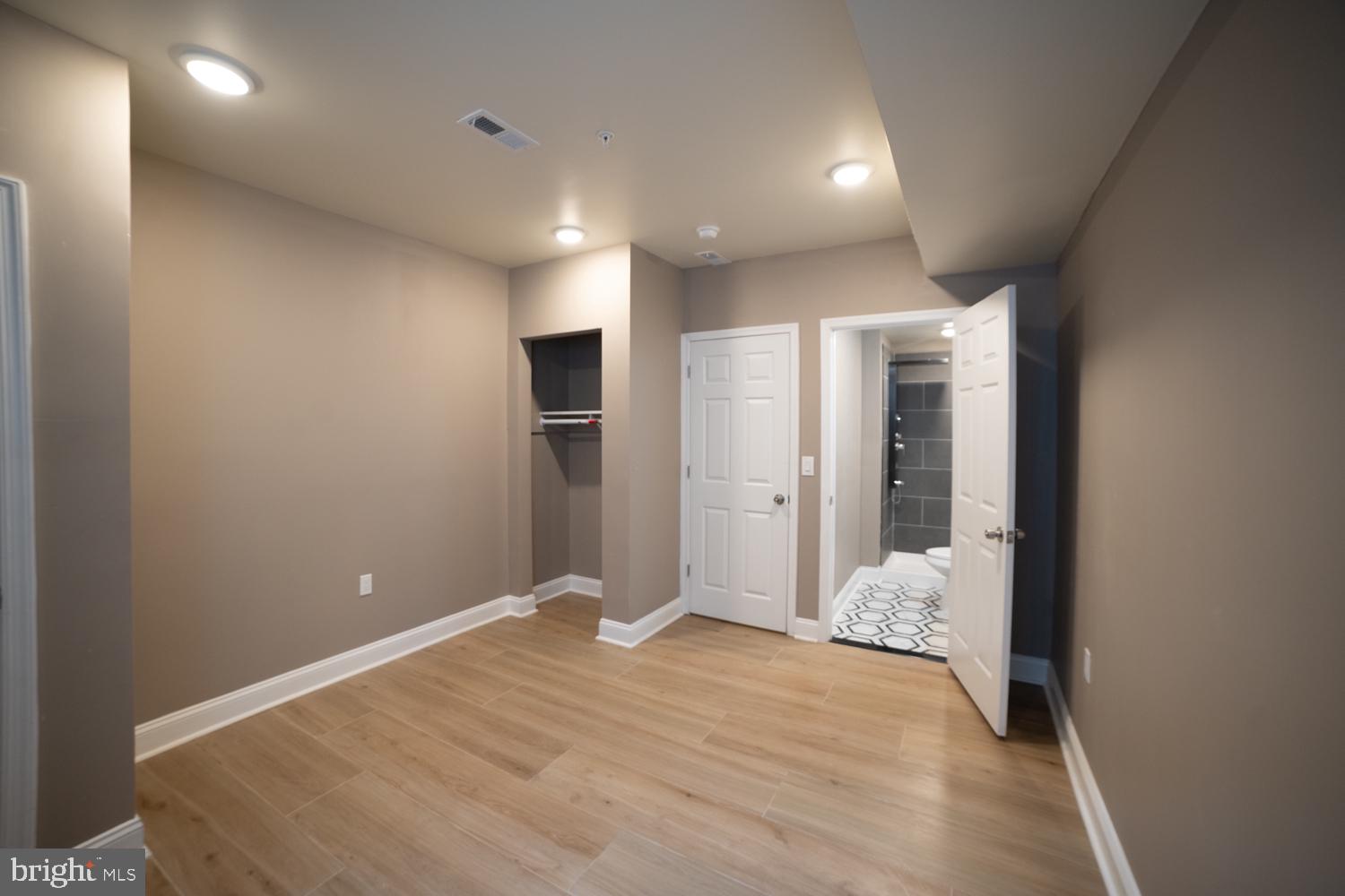 PHILADELPHIA (NORTH) - Commercial Sale