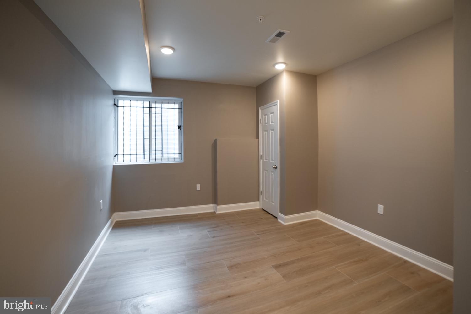 PHILADELPHIA (NORTH) - Commercial Sale