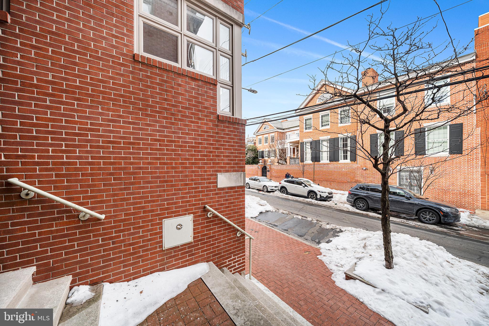 QUEEN VILLAGE - Residential