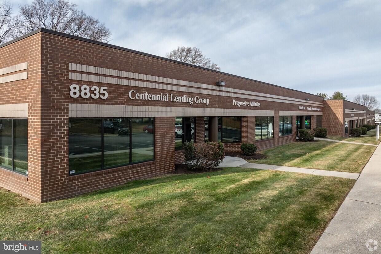 Move-in ready 1,800 SF professional office suite available for lease at $24.50/SF MG. The space features a functional and efficient layout, executive-level meeting areas, and HVAC with a HEPA air filtration system. Tenants benefit from prominent signage opportunities, three reserved parking spaces, ample additional parking, 24-hour access, and ADA accessibility. Ideal for legal, financial, consulting, healthcare, and other professional users, with flexible lease terms available to support business growth.