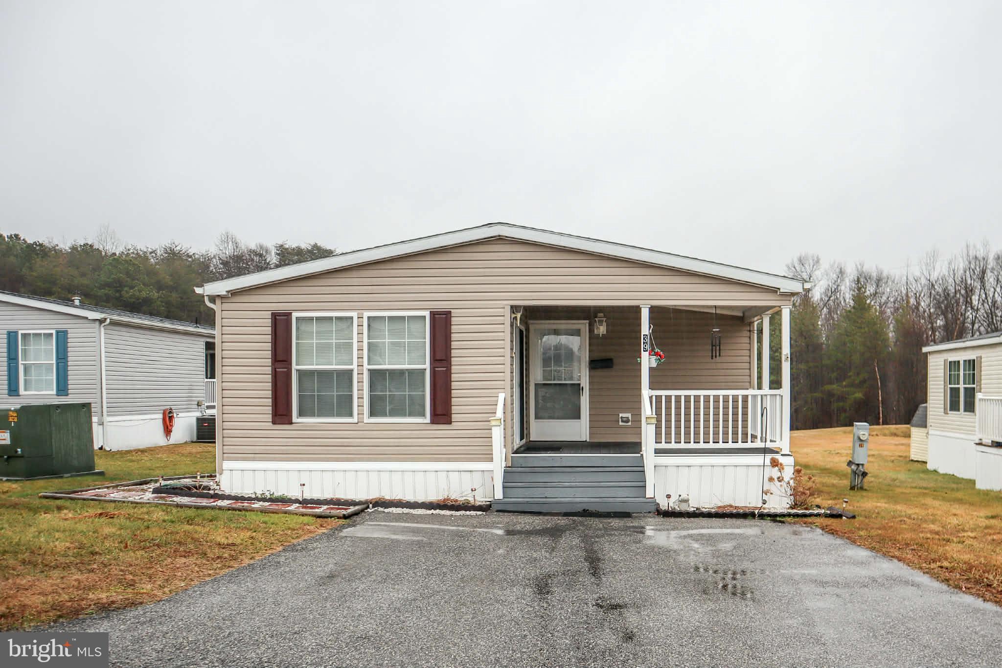 Beautifully maintained large home in scenic Sherwood Forest.  Features include 3 large bedrooms, 2 full bathrooms, laundry room, large kitchen with breakfast/dining area with slider leading to front porch.