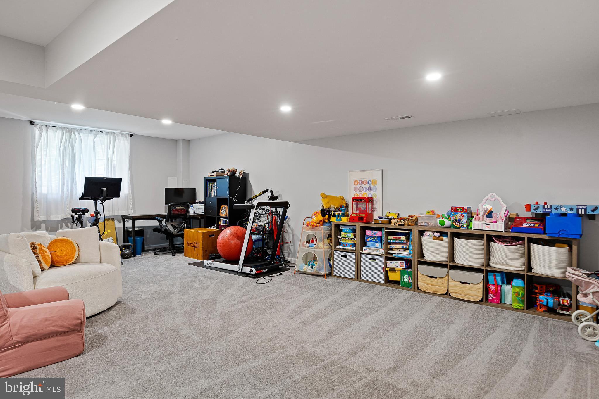 SCHOOLHOUSE LANE - Residential