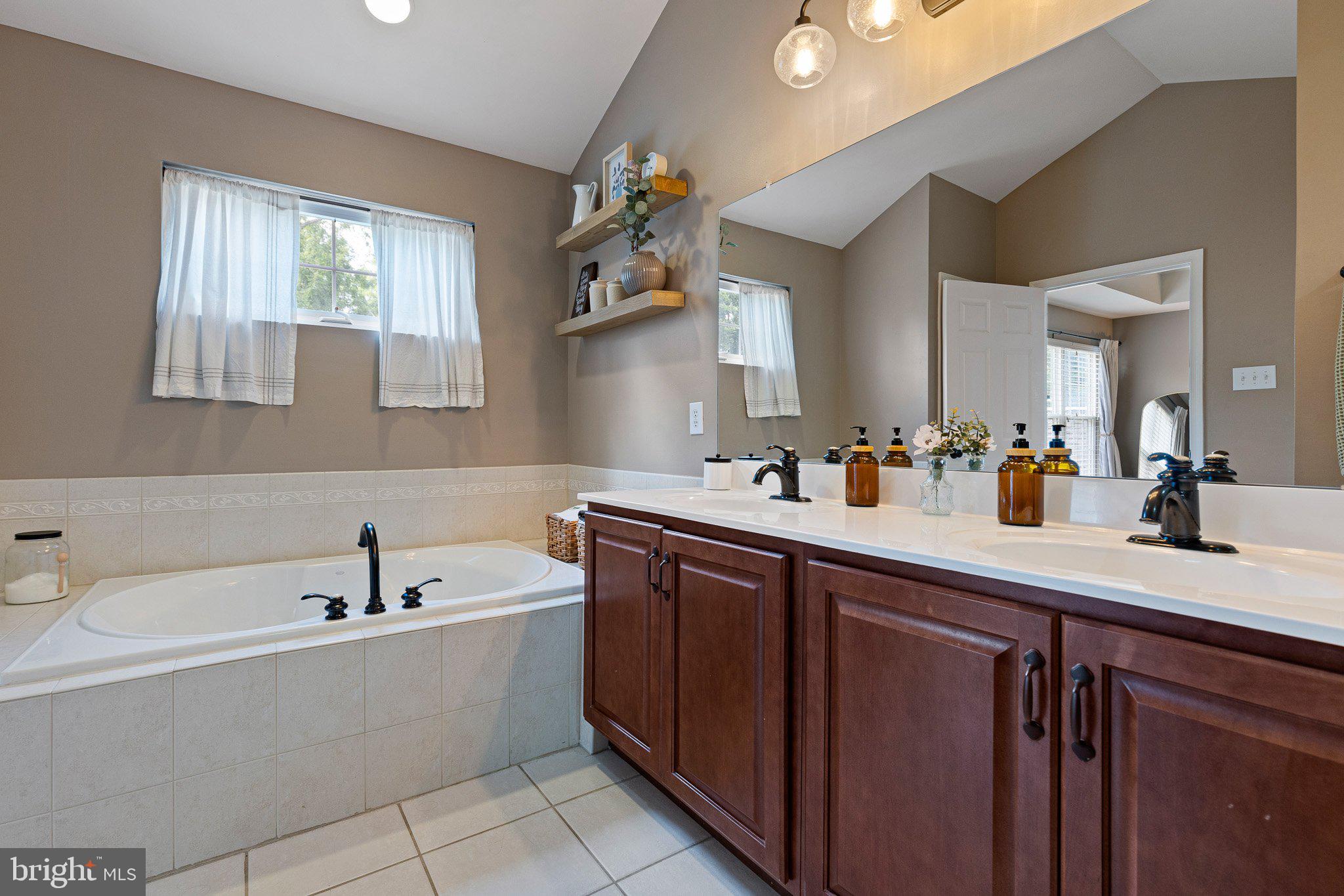 SCHOOLHOUSE LANE - Residential
