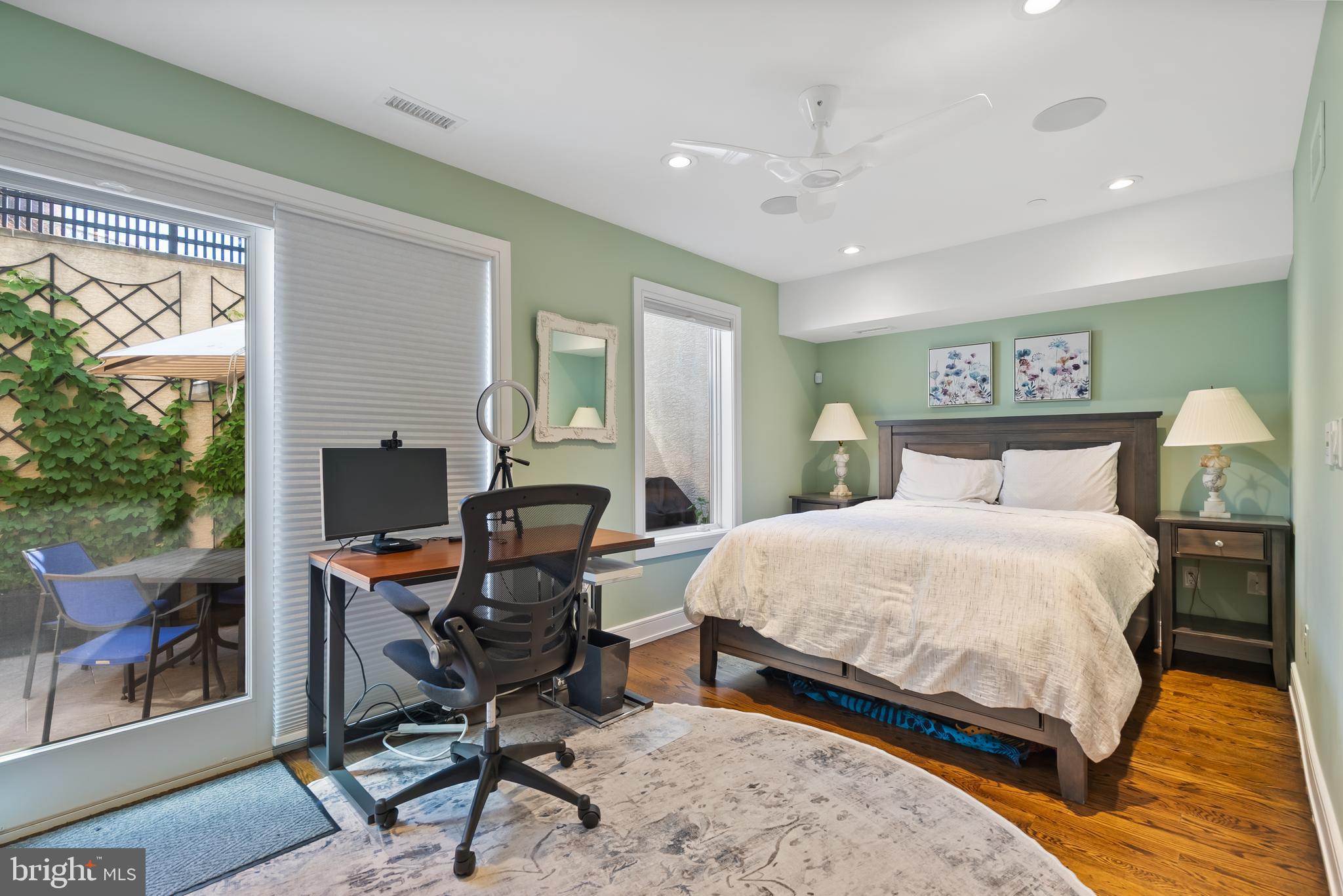 QUEEN VILLAGE - Residential