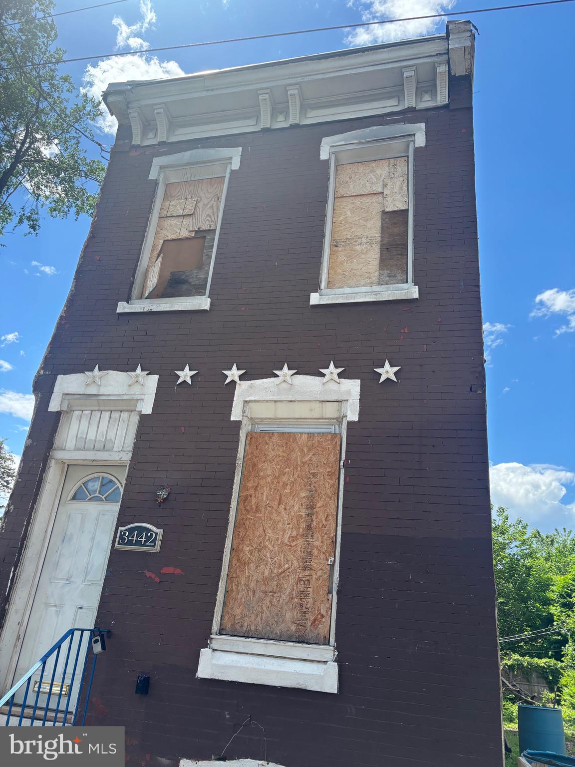 Attention investors. Here is a shell property..3 beds, 1 bath. Only a couple blocks from Broad & Tiogo(Temple Hospital. Property is total shell. This is a blank canvas so configure  it for your needs or for your next  rental property. Sold as is.  Check it out.