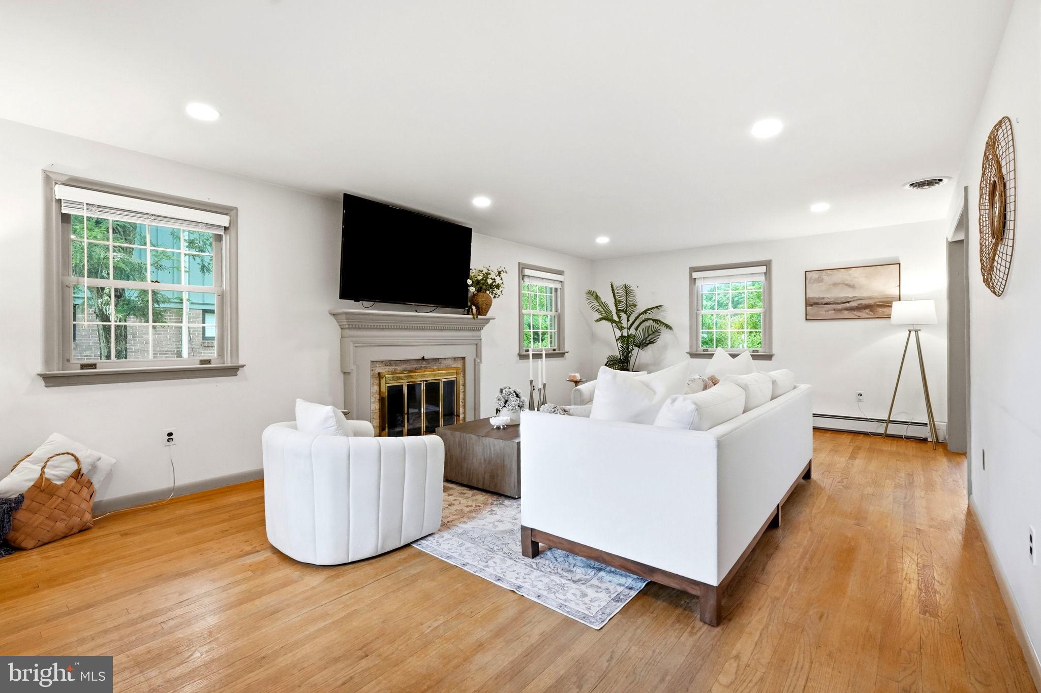 COUNTRY CLUB ESTATES - Residential