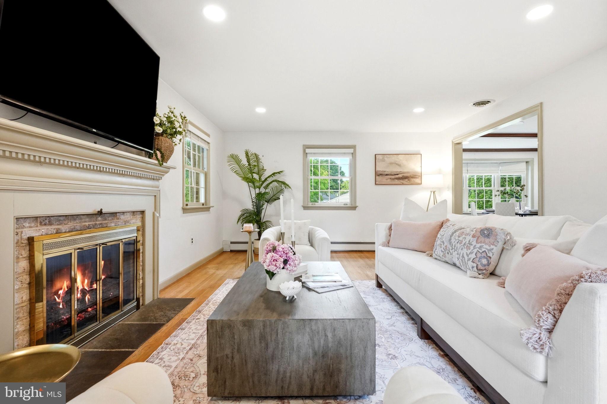 COUNTRY CLUB ESTATES - Residential