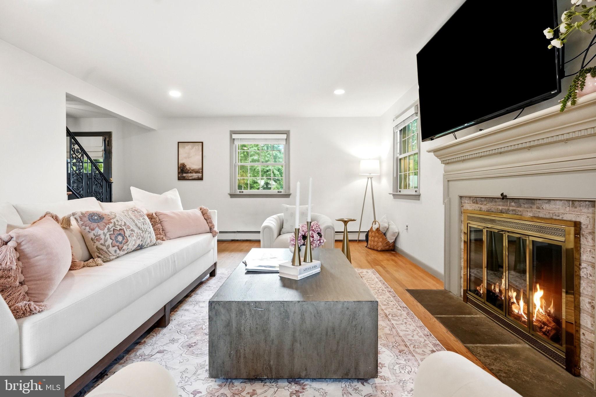 COUNTRY CLUB ESTATES - Residential
