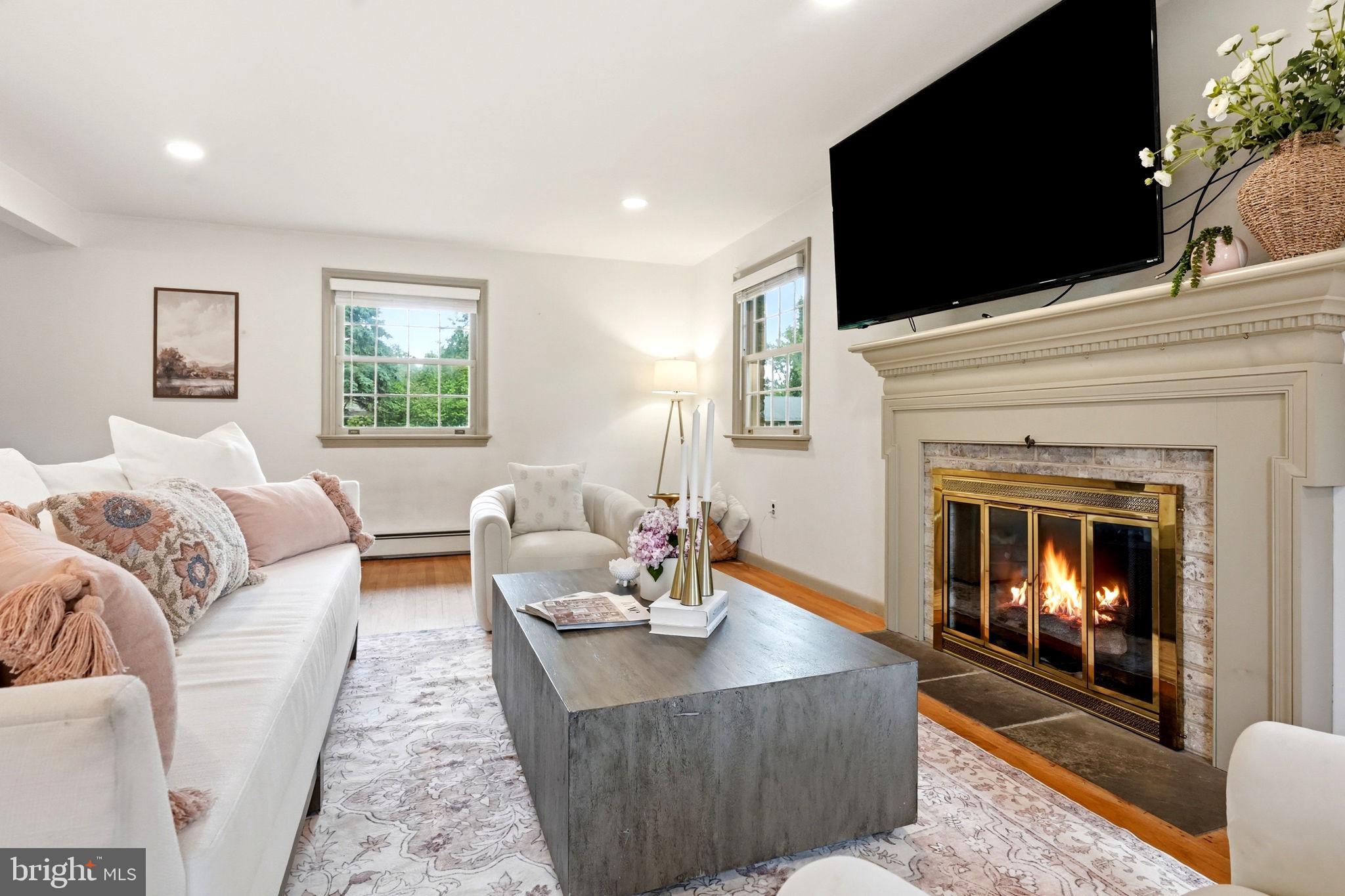 COUNTRY CLUB ESTATES - Residential