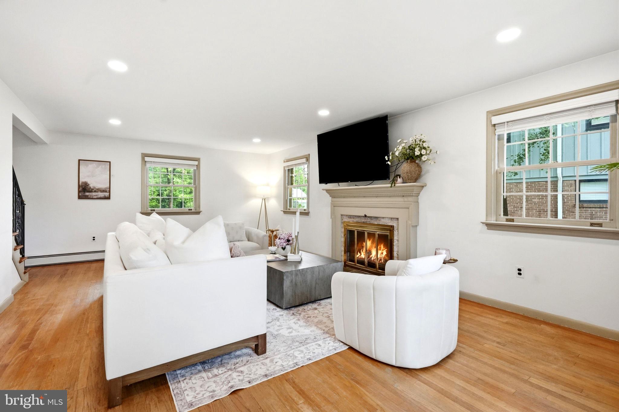 COUNTRY CLUB ESTATES - Residential
