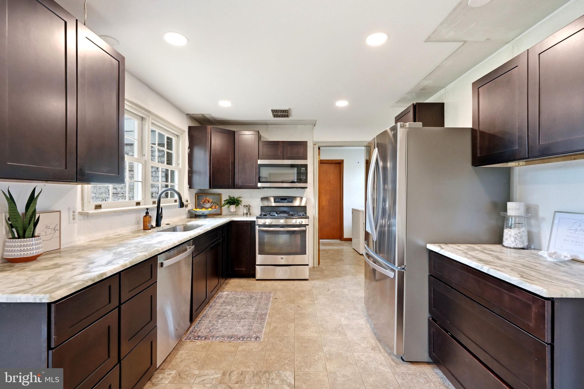 COUNTRY CLUB ESTATES - Residential