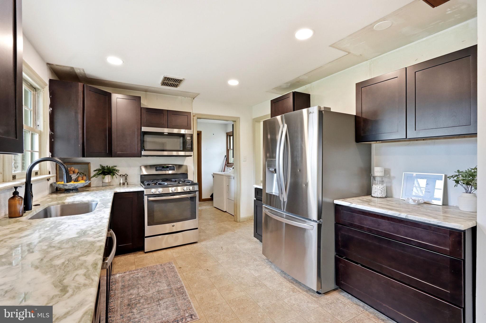 COUNTRY CLUB ESTATES - Residential
