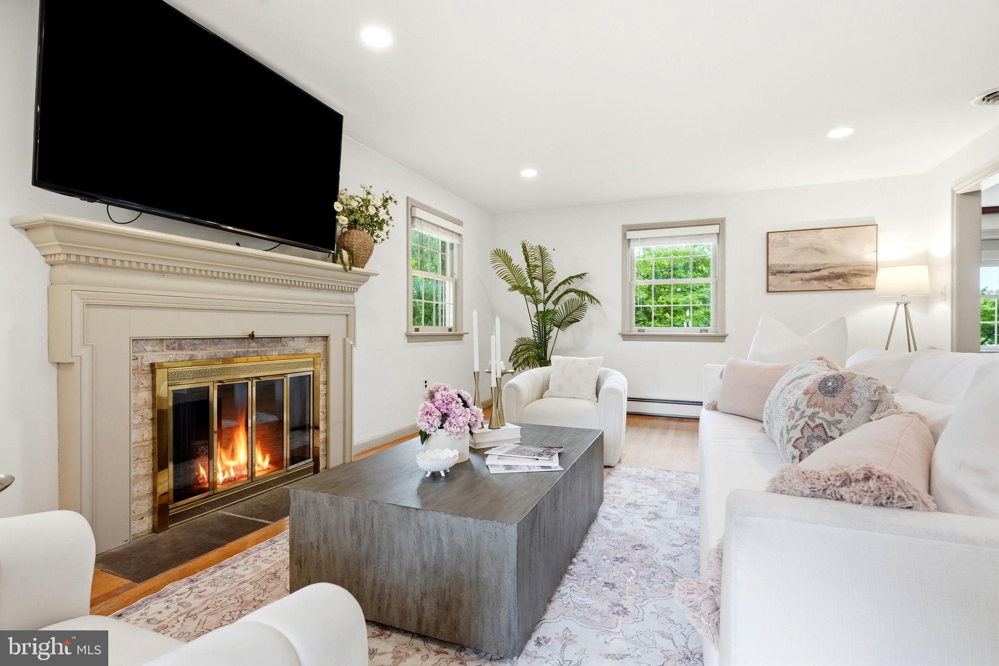 COUNTRY CLUB ESTATES - Residential