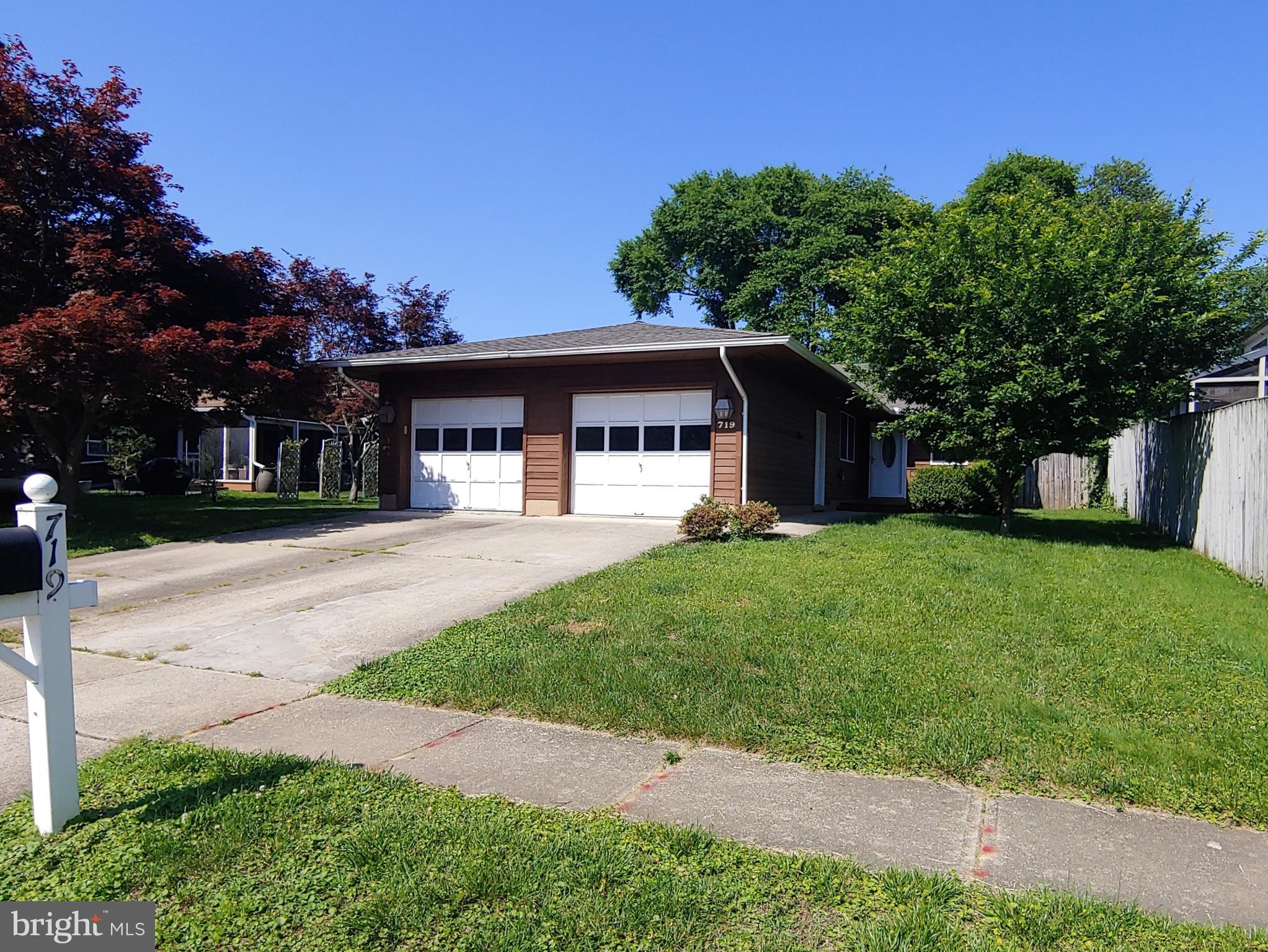 FANTASTIC 3 BEDROOM 2 FULL BATH DUPLEX WITH ALL MAIN LEVEL LIVING IN  WATER PRIVILEGED COMMUNITY**FENCED REAR YARD WITH BRICK PAVER PATIO**UPDATED/UPGRADED THROUGHOUT**NEUTRAL CARPET & PAINT**GRANITE COUNTERS IN THE KITCHEN AND BATHROOMS**STAINLESS STEEL APPLIANCES**SKYLIGHTS IN BOTH BATHROOMS**PREFER NO SMOKING & NO PETS, WILL CONSIDER CASE BY CASE THOUGH**
