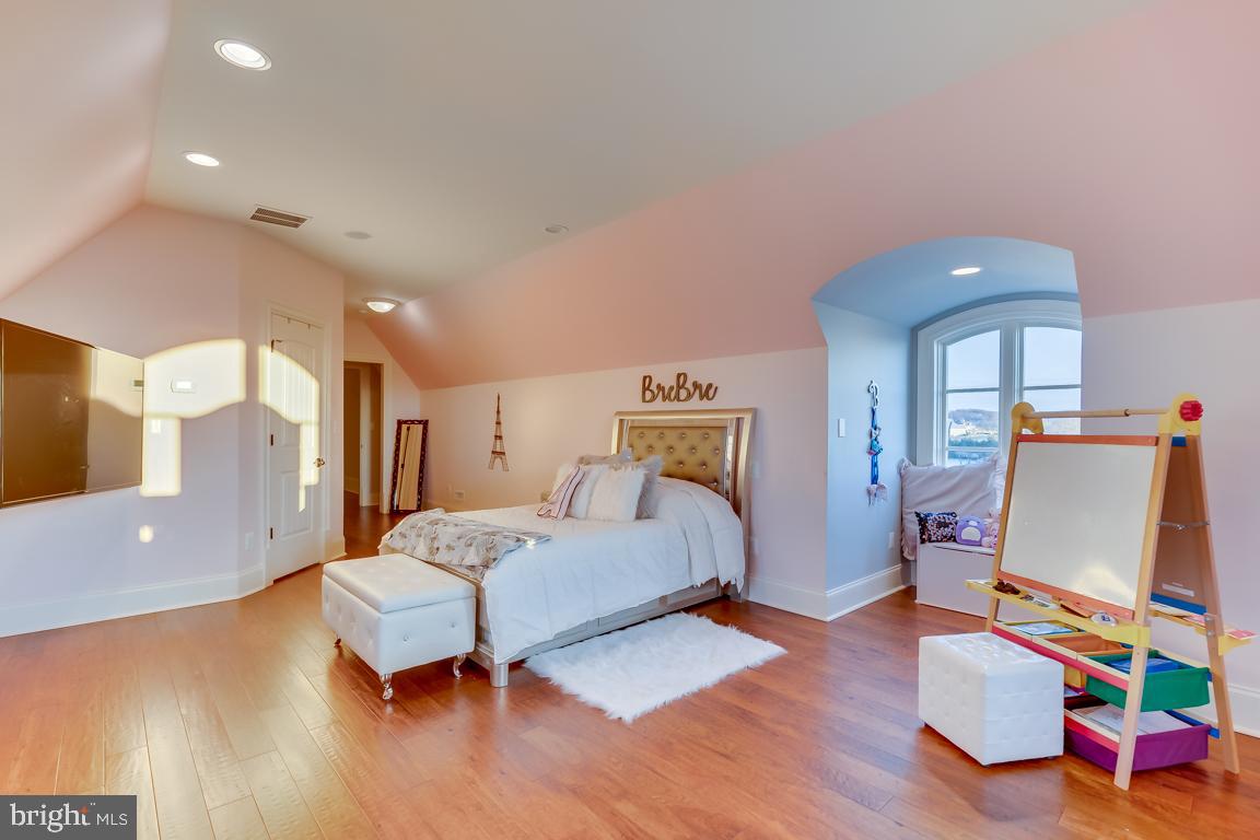 CREIGHTON FARMS - Residential