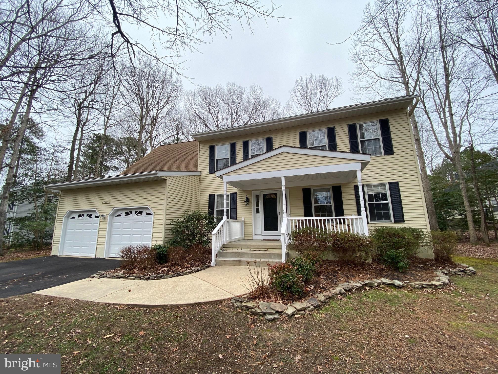 Colonial on corner lot in Wildewood.  Kitchen has breakfast area with bay window, stainless appliances, granite counters & breakfast bar.  Family room has gas fireplace.  Sunroom with access to deck.  Wood flooring in Dining, living room & foyer.   Wood laminate in kitchen.  Roof is 5 years old.  Upstairs carpet was replaced.  Bathrooms have been remodeled. Shows well.....