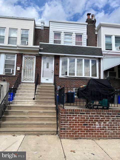 Nicely renovated  with three bedrooms.
Finished basement.
Presently, tenant occupied.