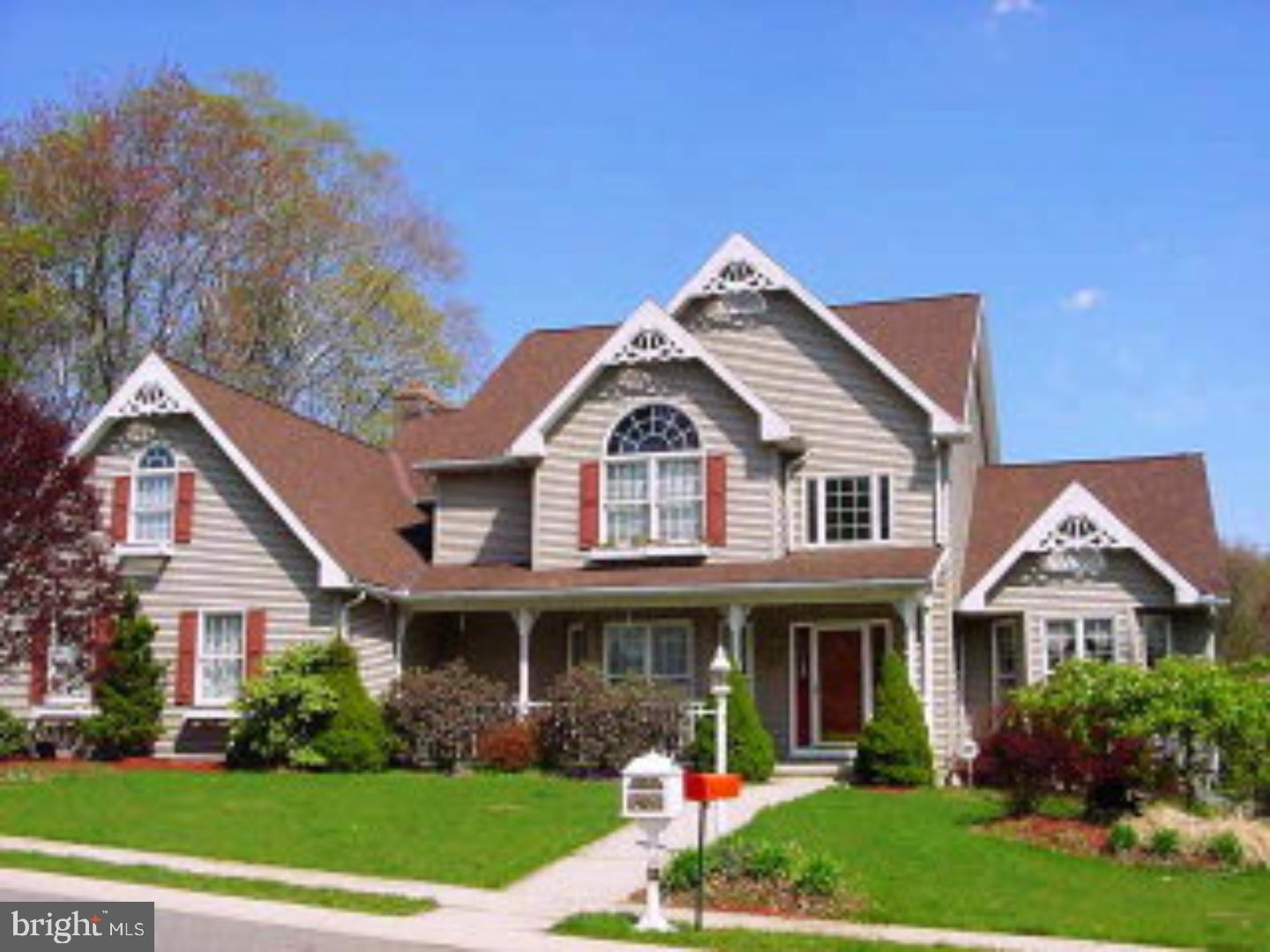 WOW! MULTIPLE ROOF LINES & NUMEROUS AMENITIES MAKE THIS HOME A MUST HAVE! TWO STORY ENTRY, FRENCH DOORS, LARGE FAMILY ROOM W/ FIREPLACE, FINISHED LOWER LEVEL W/ BAR, BATHROOM & PLENTY OF STORAGE. SUNROOM OVERLOOKS INGROUND POOL & WOODSY PRIVACY. Mailing Address Continued: POTTSVILLE Color: TAN Amp: 200