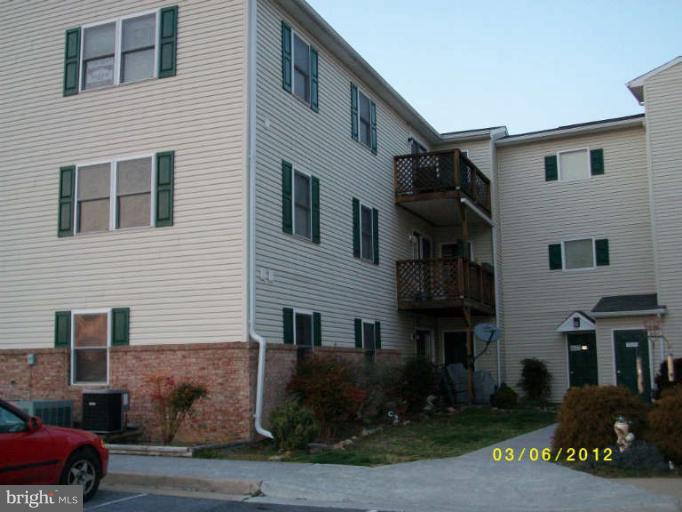 Condo For Rent. 2-Bedroom 2-Bath 3rd Floor in Strasburg.   Close to shopping and Medical doctors.  Large Open Living Room with Balcony.  Separate Laundry Room.  Large Master Bedroom with Walk-in Closet and Master Bathroom.  Credit Check and Rental References. No Pets      Large Elevator in Building.   (New  Vinyl Plank flooring thru out the condo and new countertops in the Kitchen)