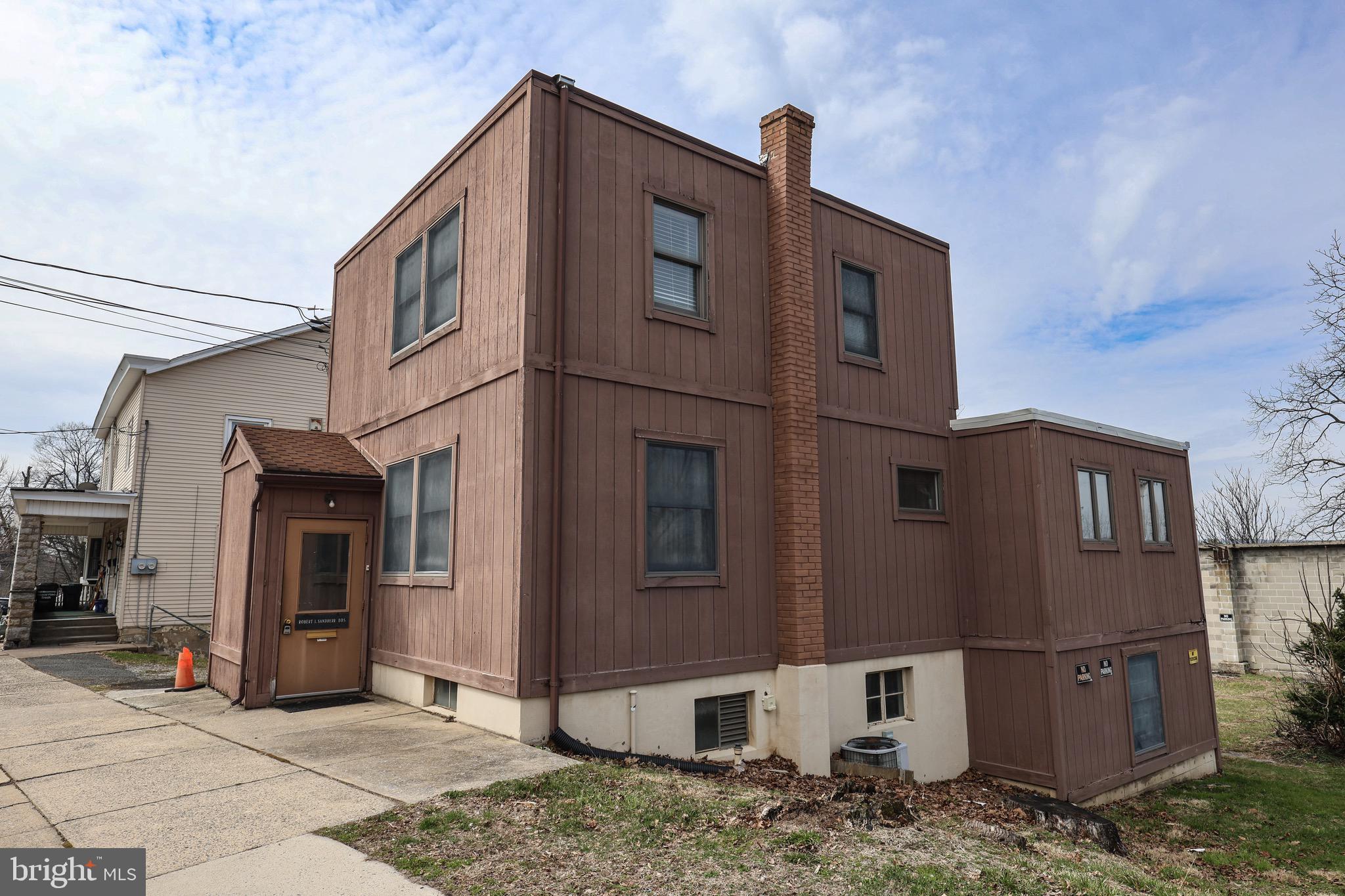 2 Unit Building w/ Garage In Pottsville, PA.  Over 2200 sq ft to work with.  First floor was a former dentist office w/ many rooms.  Second floor is a 1 bedroom apartment.  Property includes a large garage, large basement & plenty of storage areas.  Property has many possibilities..... Call today for more info!