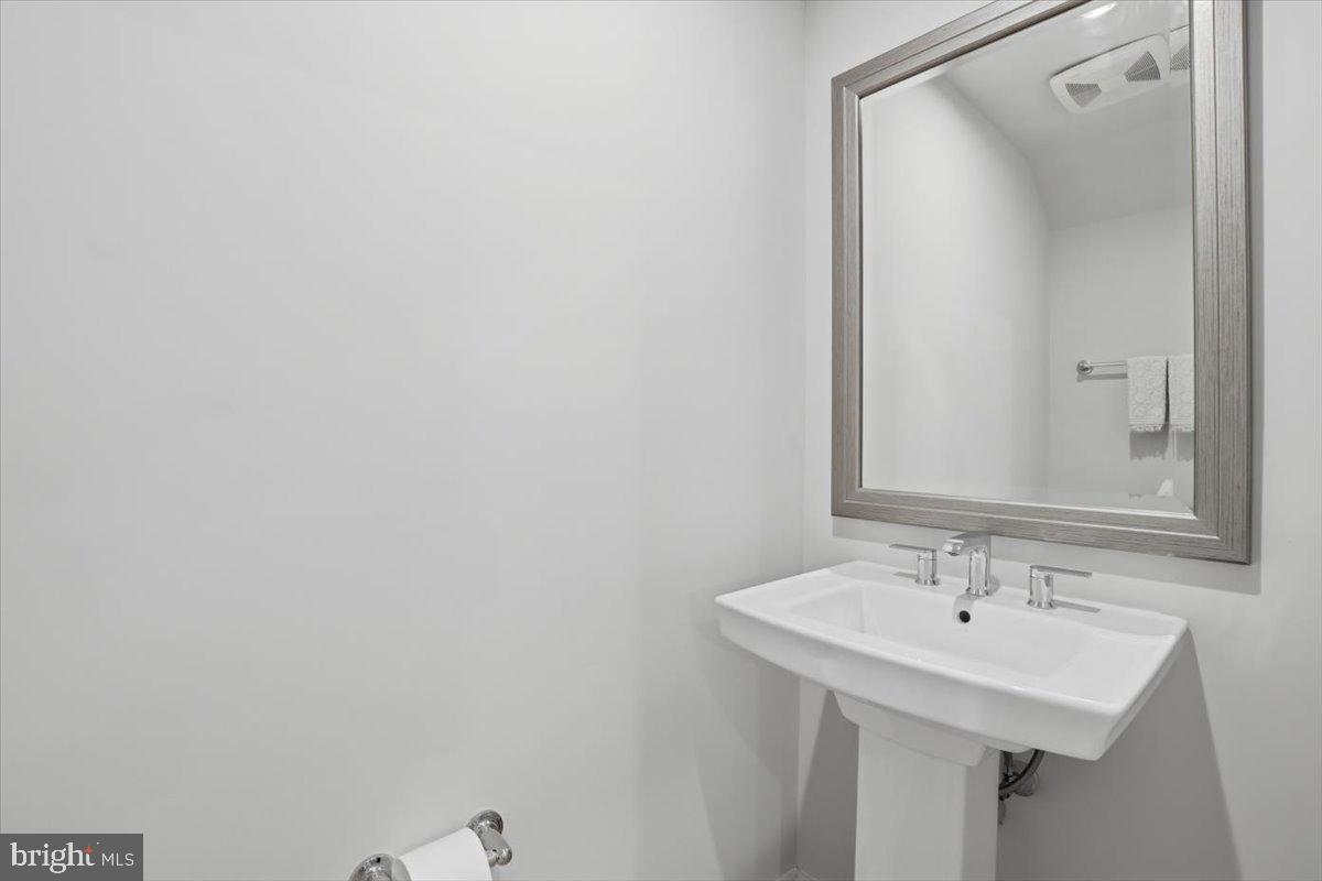 COMMONWEALTH PLACE AT WESTFIELDS - Residential