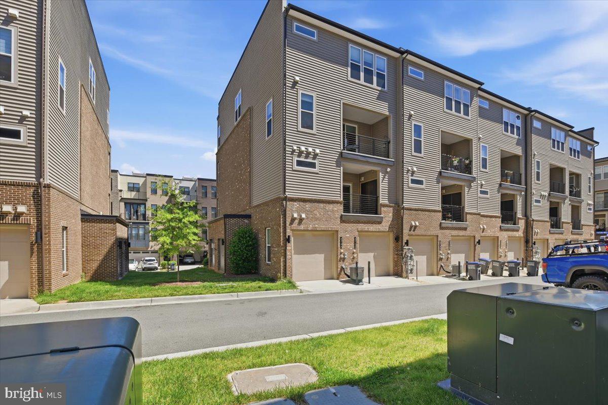 COMMONWEALTH PLACE AT WESTFIELDS - Residential