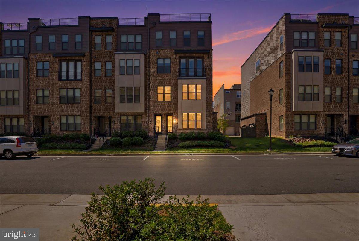 COMMONWEALTH PLACE AT WESTFIELDS - Residential