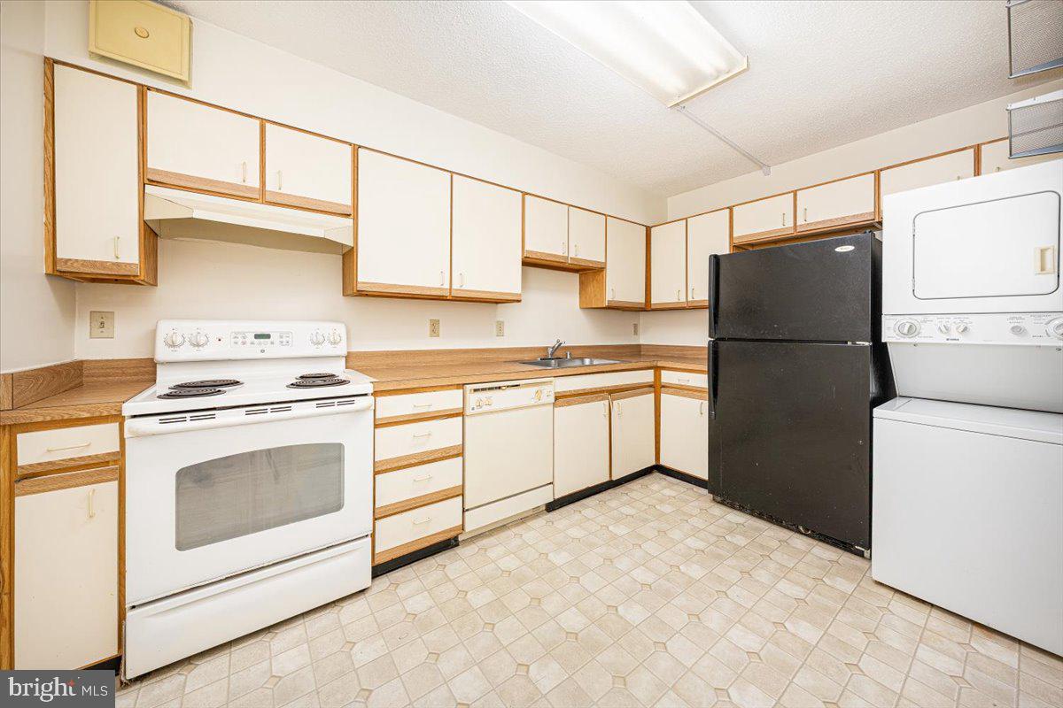 GREENS AT LEISURE WORLD - Residential