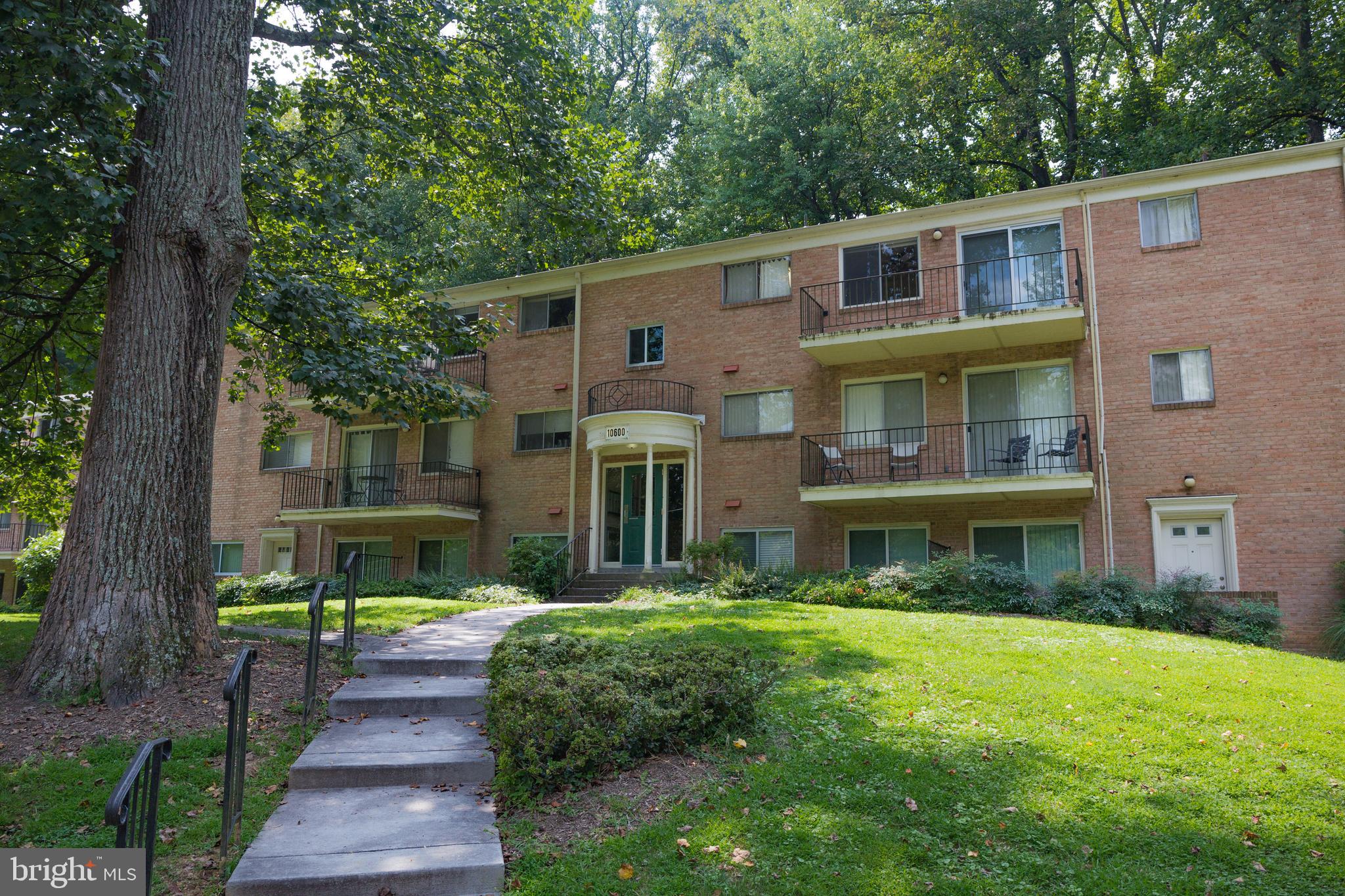 open house canceled TOP FLOOR. BALCONY . VIEWS OVER TREES, GARDENS & STREETS. NICELY RENOVATED KITCHEN. STAINLESS APPLIANCES. REFINISHED WOOD  FLOORS THROUGHOUT. RENOVATED BATHROOM. FRESHLY PAINTED. MOVE RIGHT IN. THREE TIME AWARD WINNING BETHESDA COMMUNITY SURROUDED BY PARK. WALK TO GROSVENOR METRO STATION AND STRATHMORE MUSIC AND ART CENTERS. ALSO GARRETT PARK WITH MARC STATION, RESTAURANT, POST OFFICE, FARMERS MARKET. CONVENIENCE SHOPPING WITH DRY CLEANER, FOOD, BEER & WINE.  HOP ON THE BELTWAY OR I-270. NEAR NIH & WALTER REED BETHESDA MEDICAL.   ENJOY POOLS, TENNIS COURTS, BALL FIELD, PLAYGROUND, CLUBHOUSES & MORE.