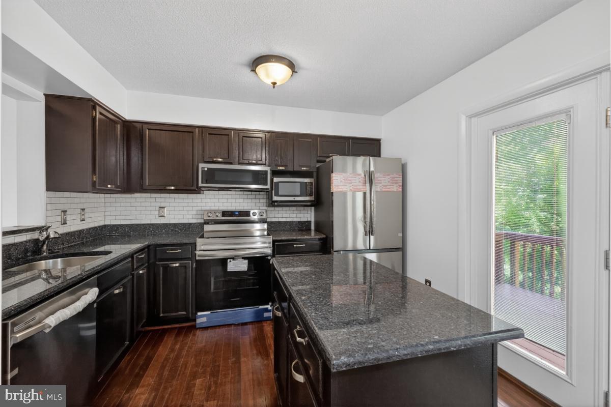 DUMONT OAKS - Residential