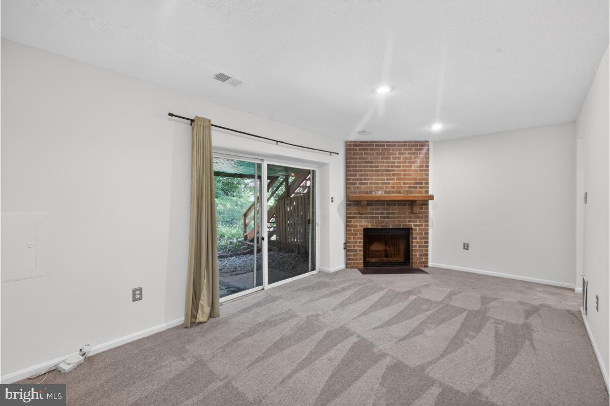 DUMONT OAKS - Residential