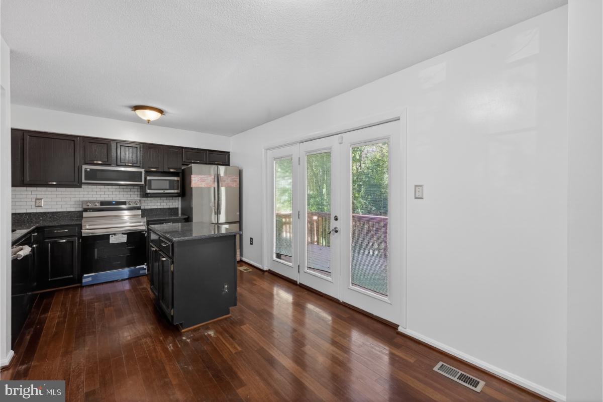 DUMONT OAKS - Residential