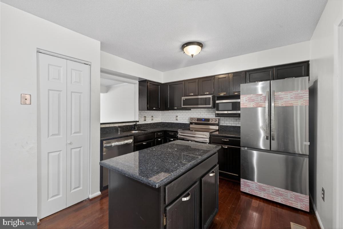 DUMONT OAKS - Residential