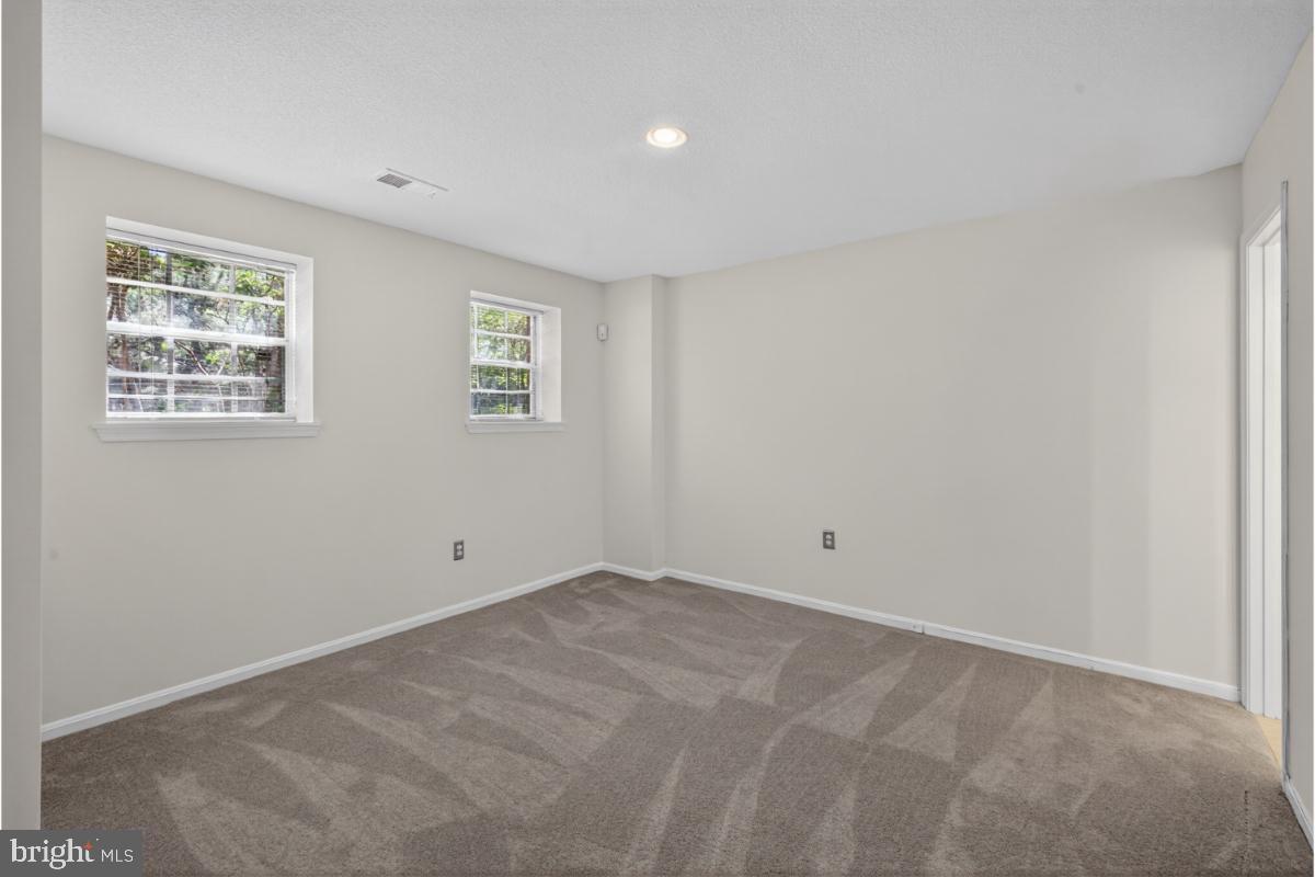 DUMONT OAKS - Residential