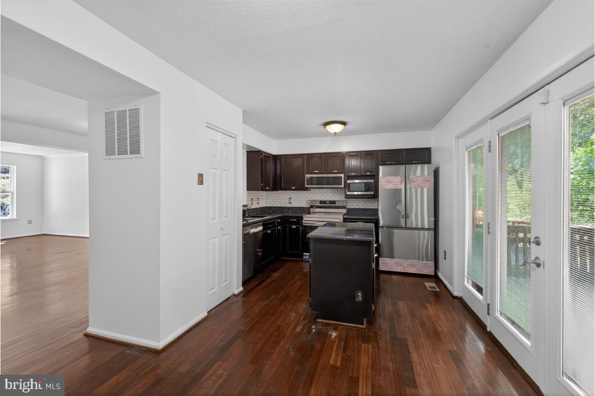 DUMONT OAKS - Residential