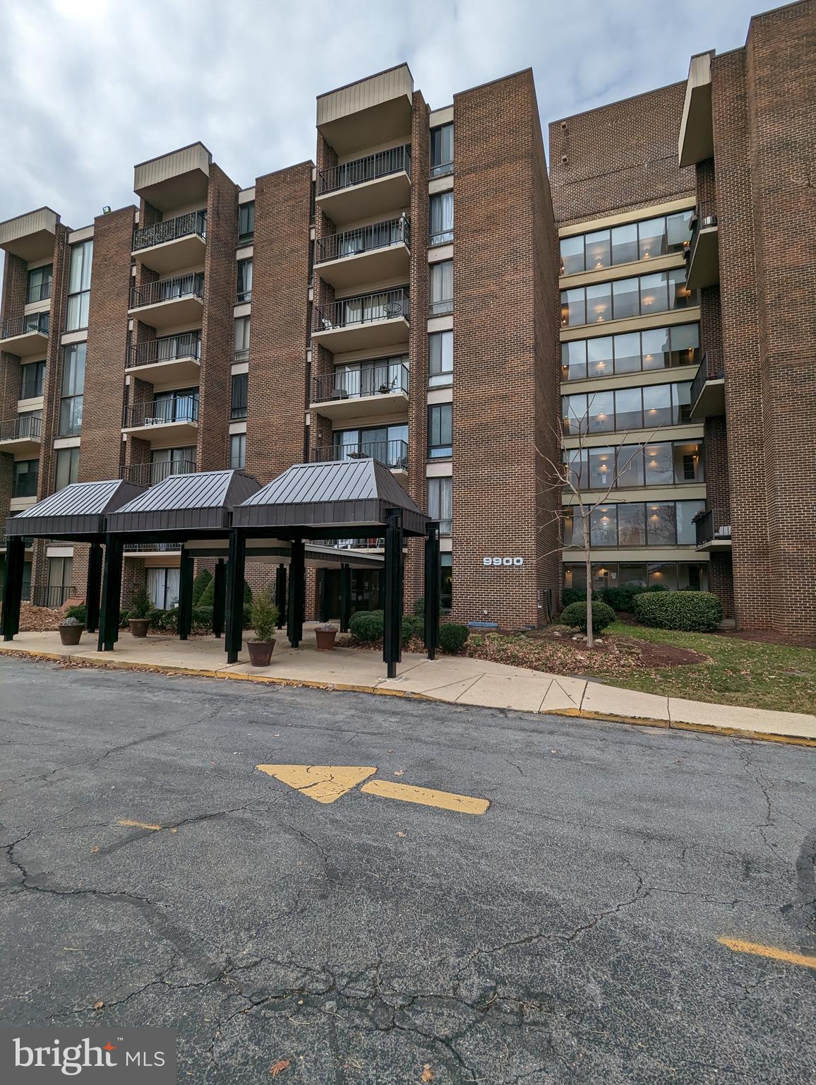 Move right in! All utilities included in this nicely renovated second floor unit with balcony. Step down living room with gleaming hardwood floors all over. Spacious bedroom with ceiling fan, walk in closet. Renovated bathroom. Eat in kitchen with lots of storage, pantry and built-in computer desk. Right across street from metro stop, bus stops. Minutes to shopping centers, restaurants, downtown Silver Spring. Great gated community with outdoor pool, tennis courts, basketball half court, picnic areas, tot's playgrounds, car wash station, etc.
Owner requires all applicants with credit scores above 640, some exceptions may apply. Pets under 25 lbs. on a case by case with additional $250.00 deposit.