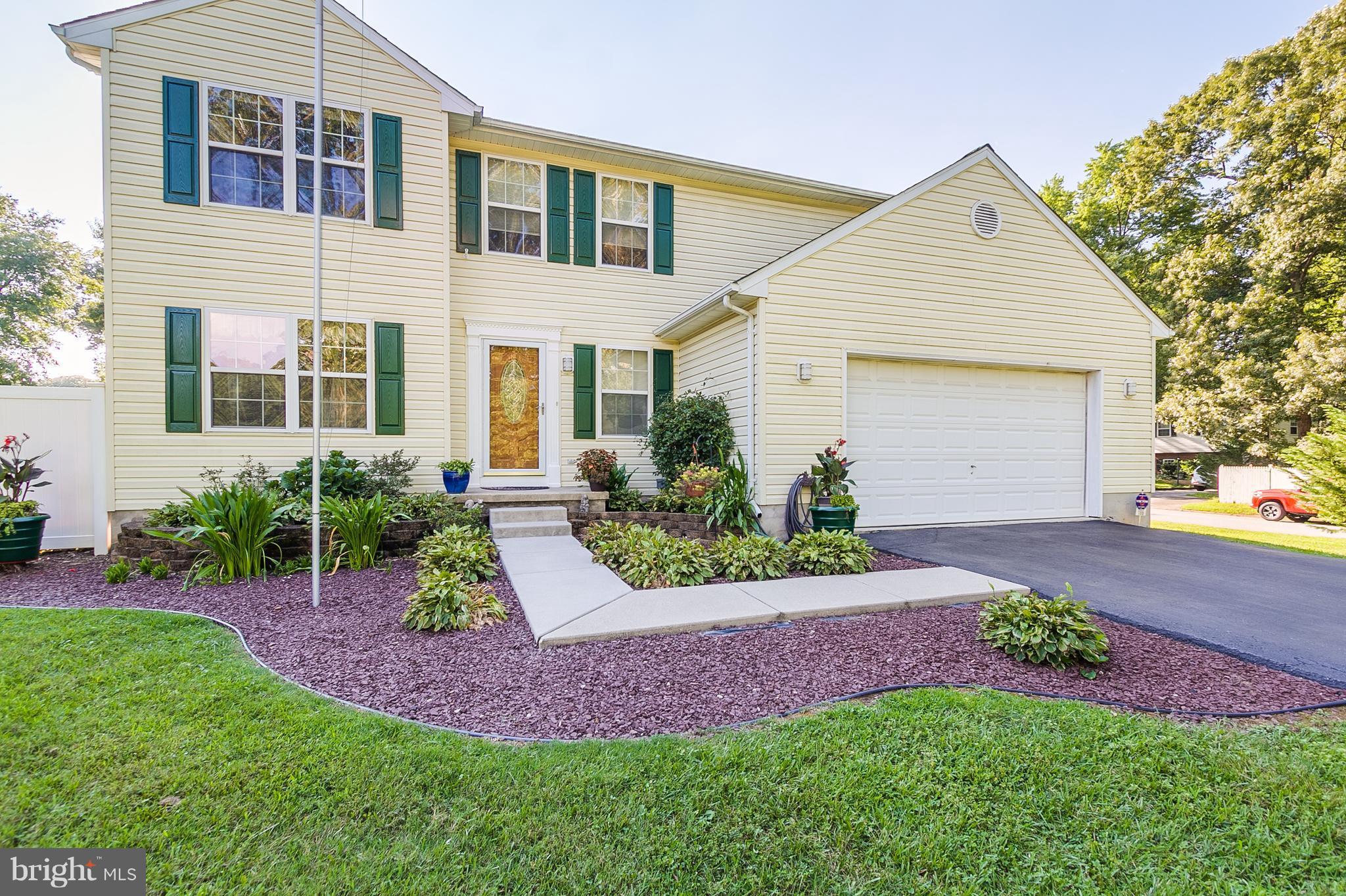 Well maintained home on .7 ac. Entertainers dream w/ in-ground pool, custom built outdoor fireplace & grill. Lg screen porch w/ hot tub. Vinyl privacy fence w/ lg workshop. 4BR, 3.5BA home also has an in-law apt in basement. 2car garage with plenty of parking in dw. New roof, hw heater,  windows, ac unit. Lg master BR with walk in closet and private BA. Comm boat ramp. $10,000 flooring allowance.