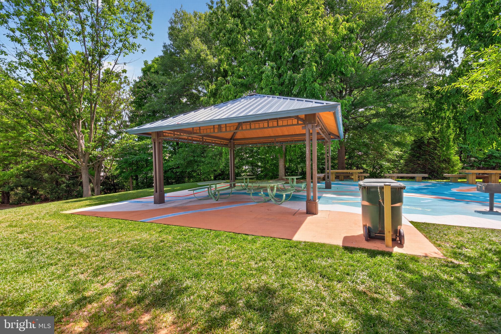 CLOVERLEAF CENTER - Residential