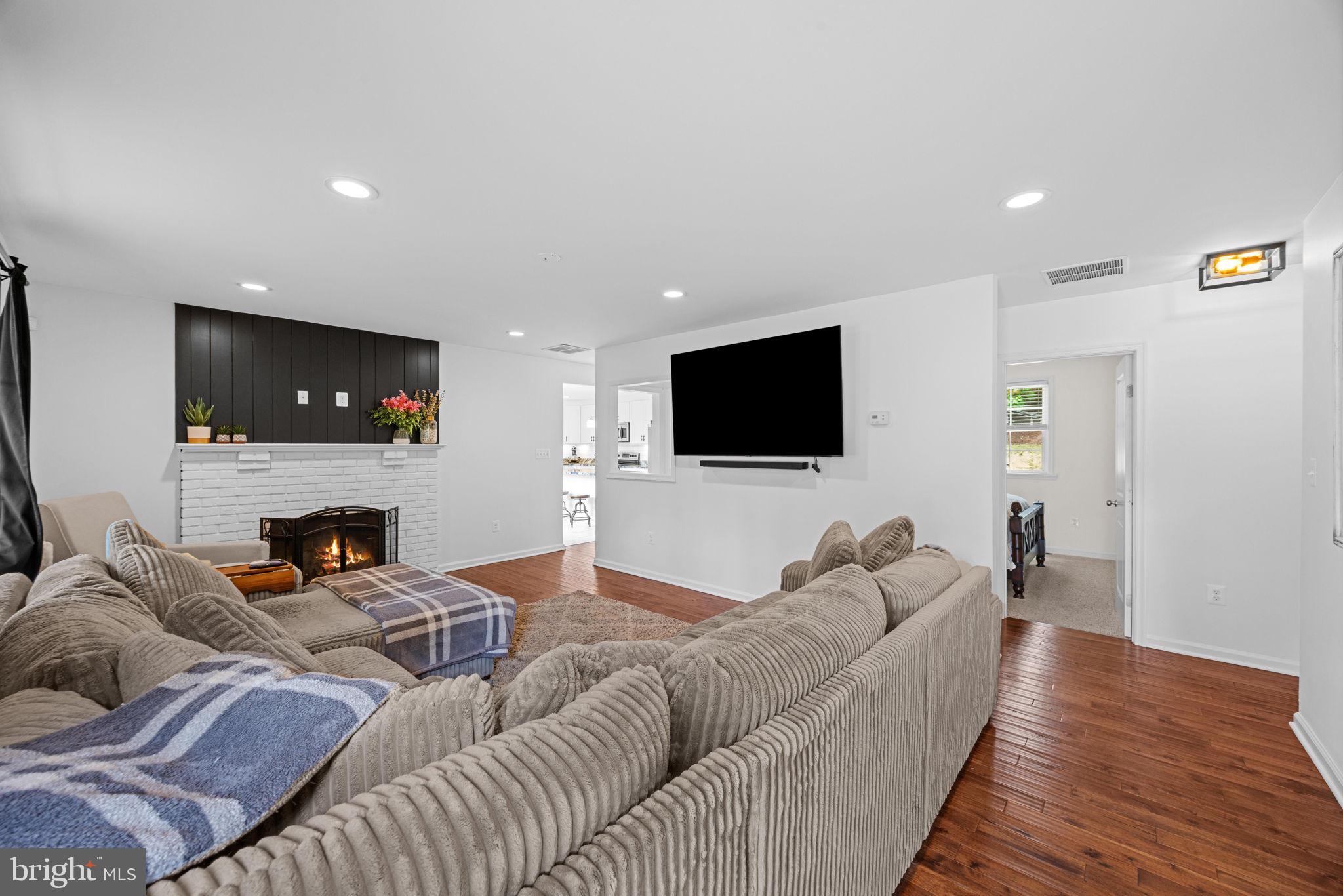 HILLSMERE SHORES - Residential