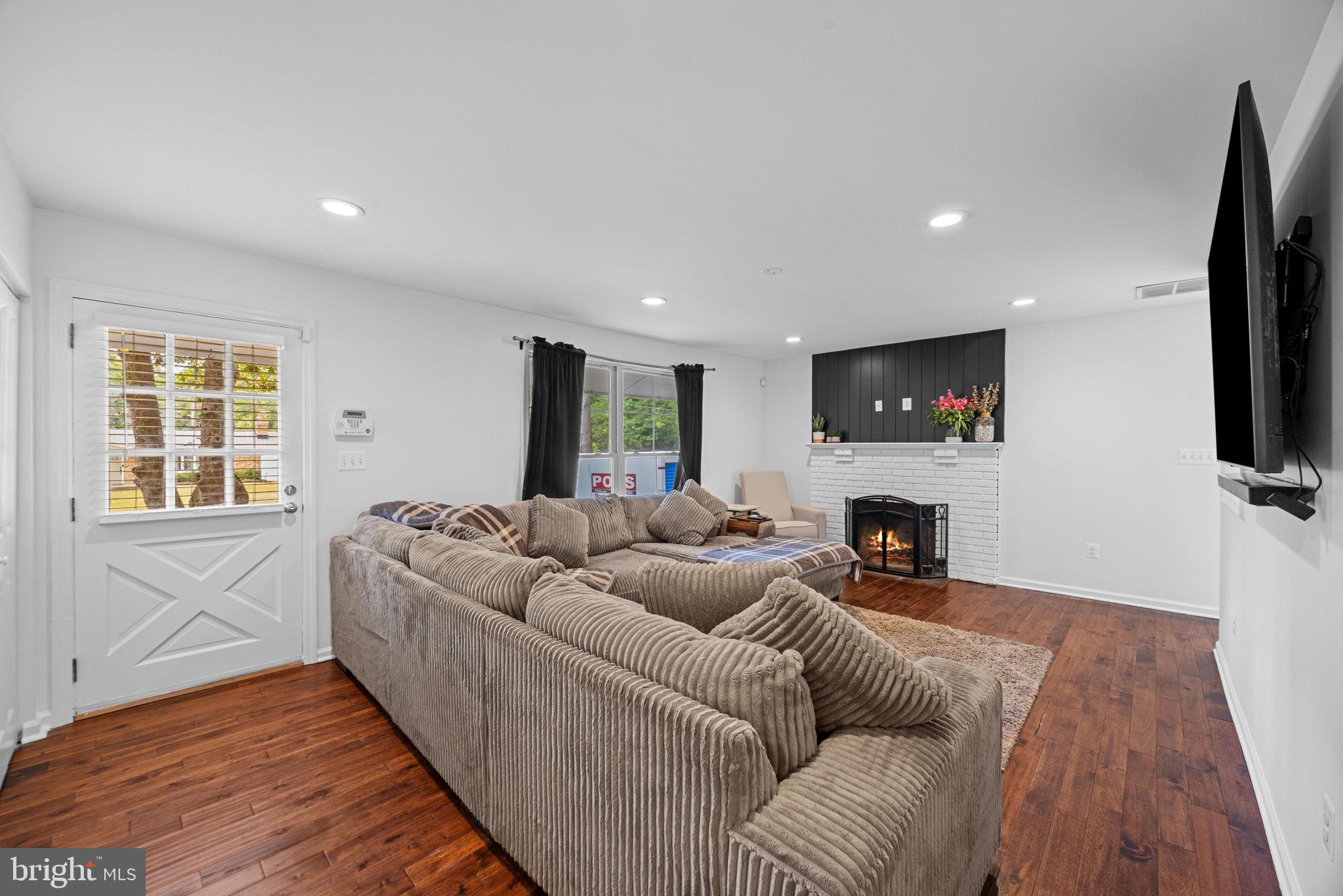 HILLSMERE SHORES - Residential