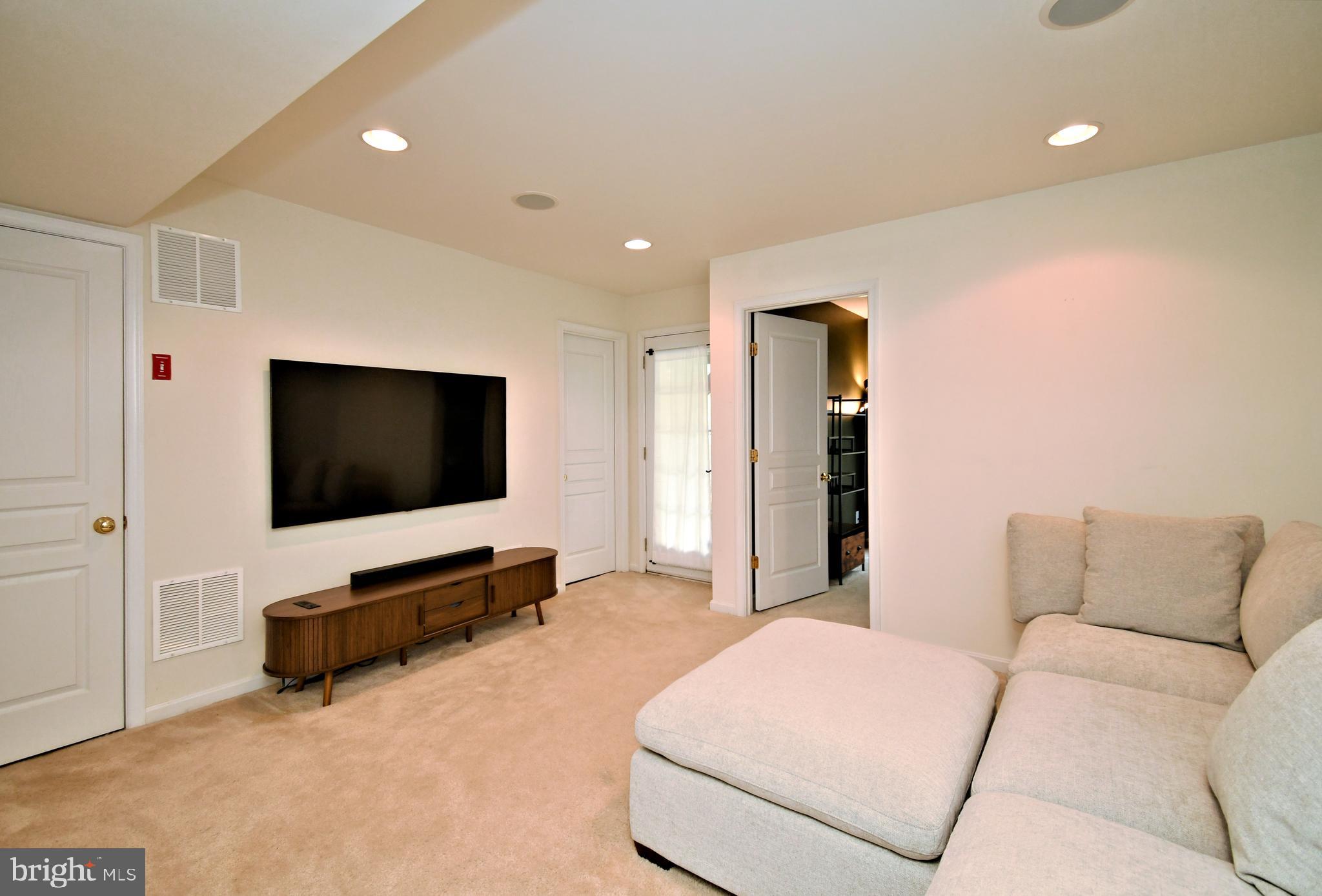 LONGFORD CROSSING - Residential