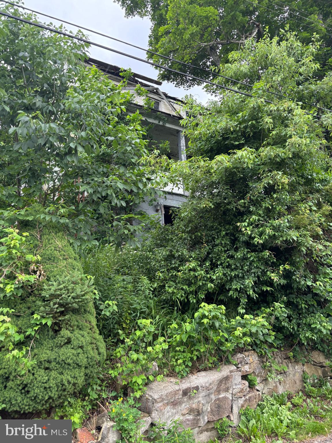 Attention investors and DIY enthusiasts! Multiple exit strategies: finish this remodel then either flip, rent or move in! Home being sold as is. Cash preferred but will consider financed all offers. Seller is assisted by an Attorney in Fact. Do not knock on door or approach house without prior communication.