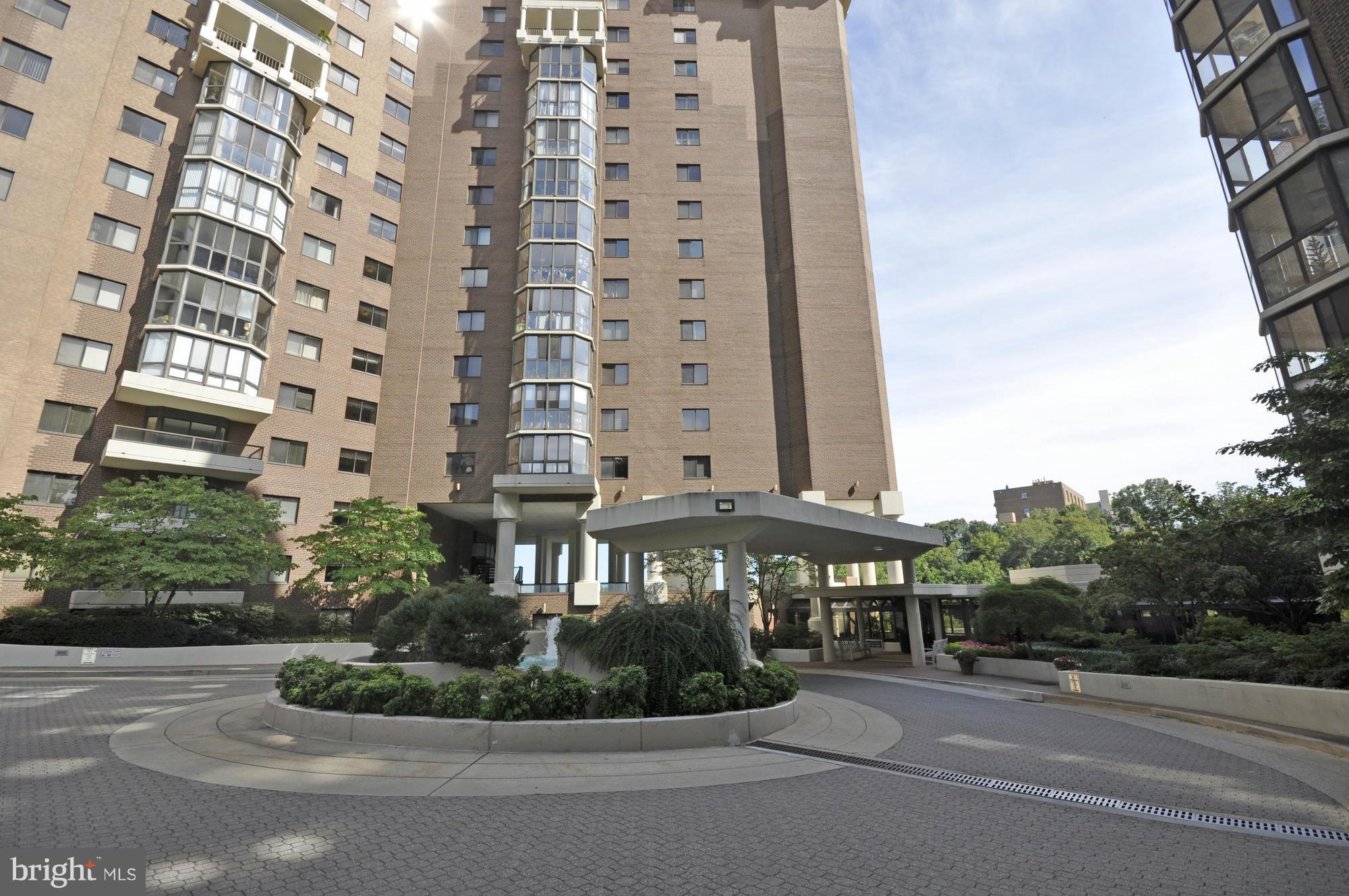 Wonderful 2 Bed/Den Spacious Condo RENOVATED throughout!   Entire BRAND NEW kitchen cabinets and counters and appliances with tile floor. Building offers great amenities and situated only few blocks to Rosslyn Metro!  A MUST SEE!  Check in at Front Desk to show.  Sentrilock at front door of unit.