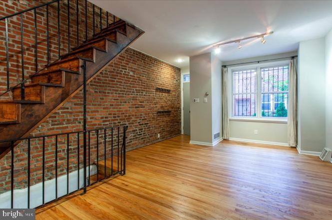 QUEEN VILLAGE - Residential Lease