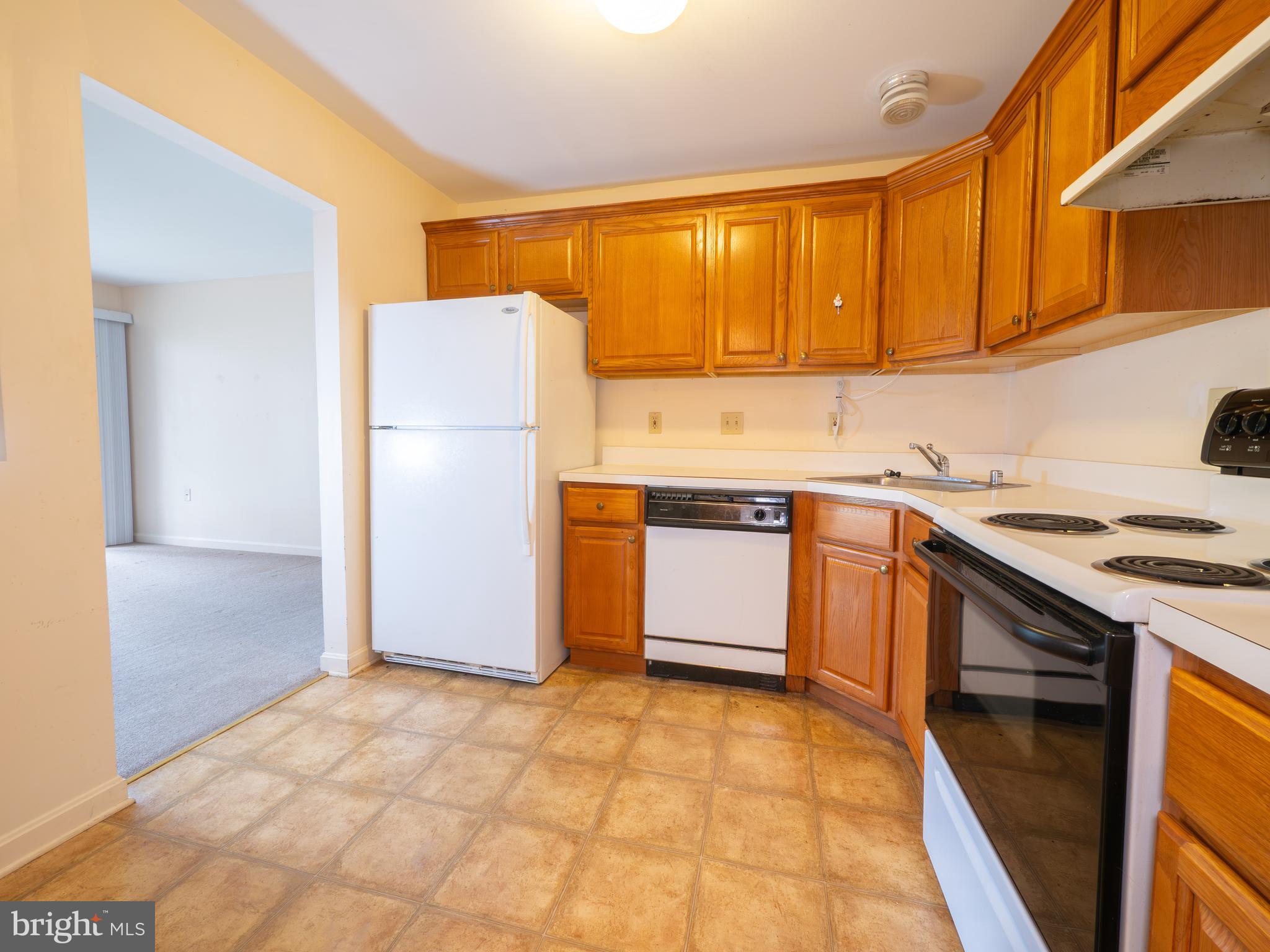 LAKESIDE CONDOMINIUMS - Residential