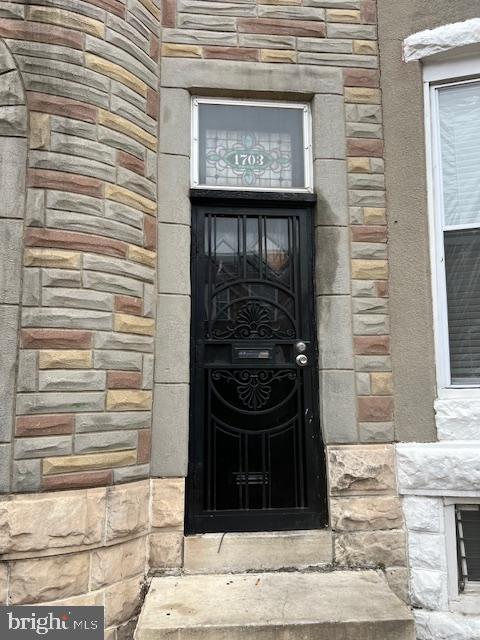 This one is for a savvy investor and visionary. Solid structure, great layout, and the perfect canvas to bring your next flip to life. Good bones, full basement with bar space, spacious backyard, and tons of value-add opportunity. Whether you're looking to renovate and resell or build long-term equity, this property checks the boxes. Show this home TODAY!!!!