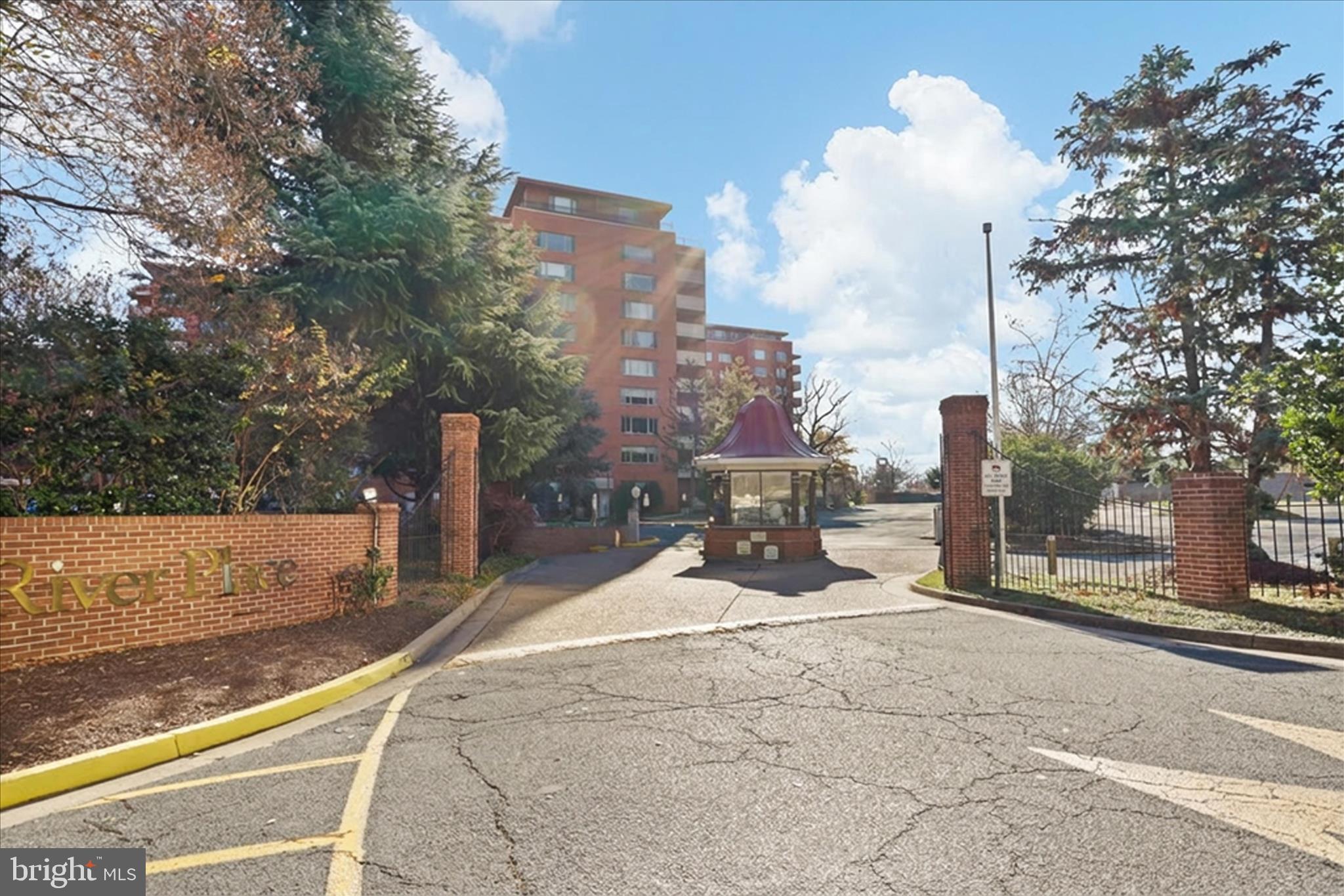 RIVER PLACE SOUTH - Residential