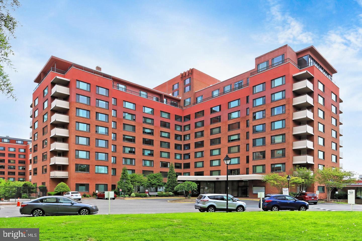 This isn't your average studio. A separate den fits a full-size bed, the kitchen and bath have been fully renovated, and the finishes are genuinely nice — beautiful floors, granite counters, fresh paint and cordless blinds. Someone put real care into this one.
Three blocks to the Rosslyn Metro. Four blocks to Key Bridge and the W&OD trail. Minutes to Georgetown, downtown DC, and Amazon HQ2. The condo fee is $360/month and covers all utilities except cable — which, for Arlington, is almost unbelievable.
Walk-in closet, a pool view, and a full amenity package (pool, hot tub, fitness center, 24-hour concierge, dry cleaner, convenience store onsite) and you start to understand why people love living here.