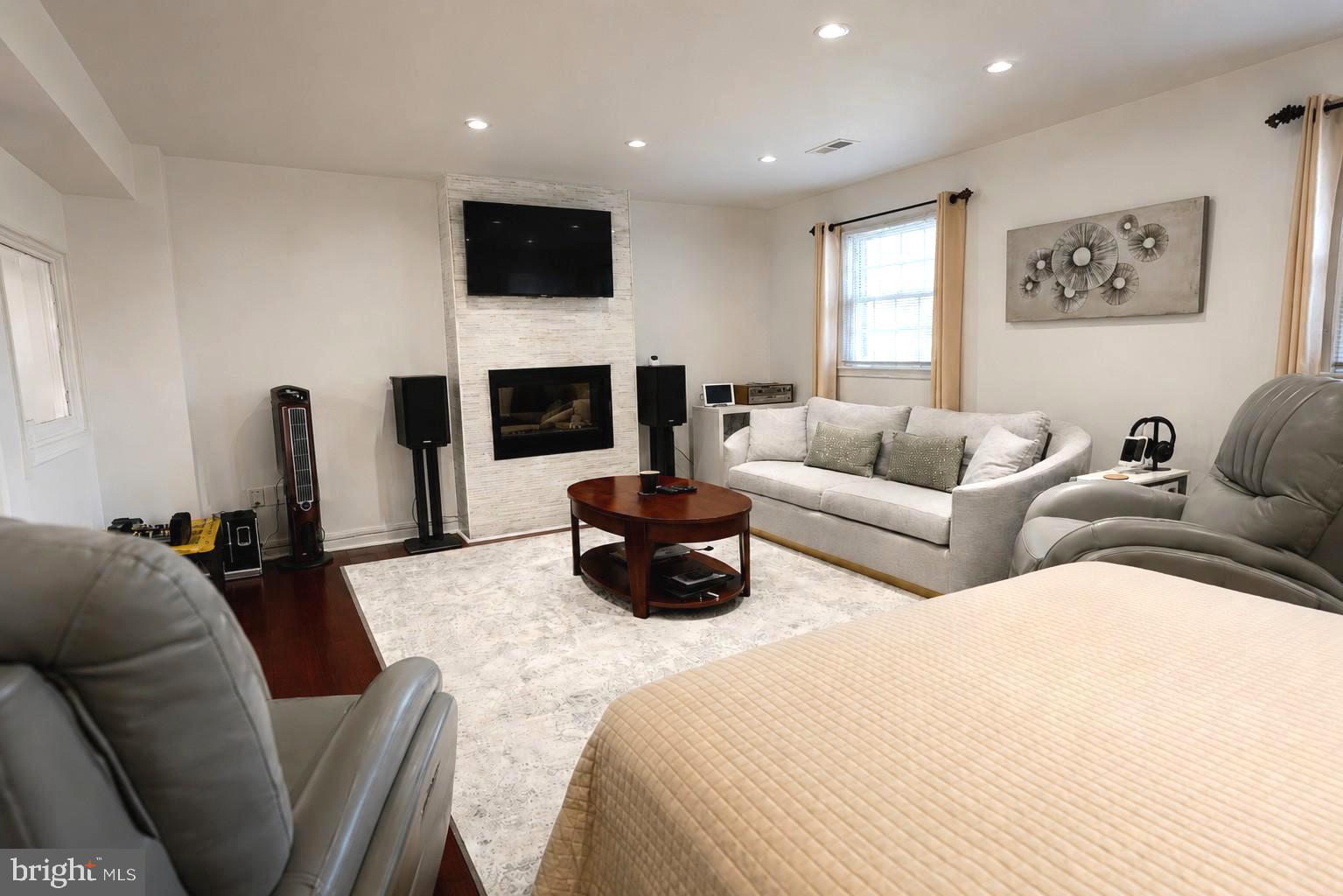 CARAVEL WOODS - Residential